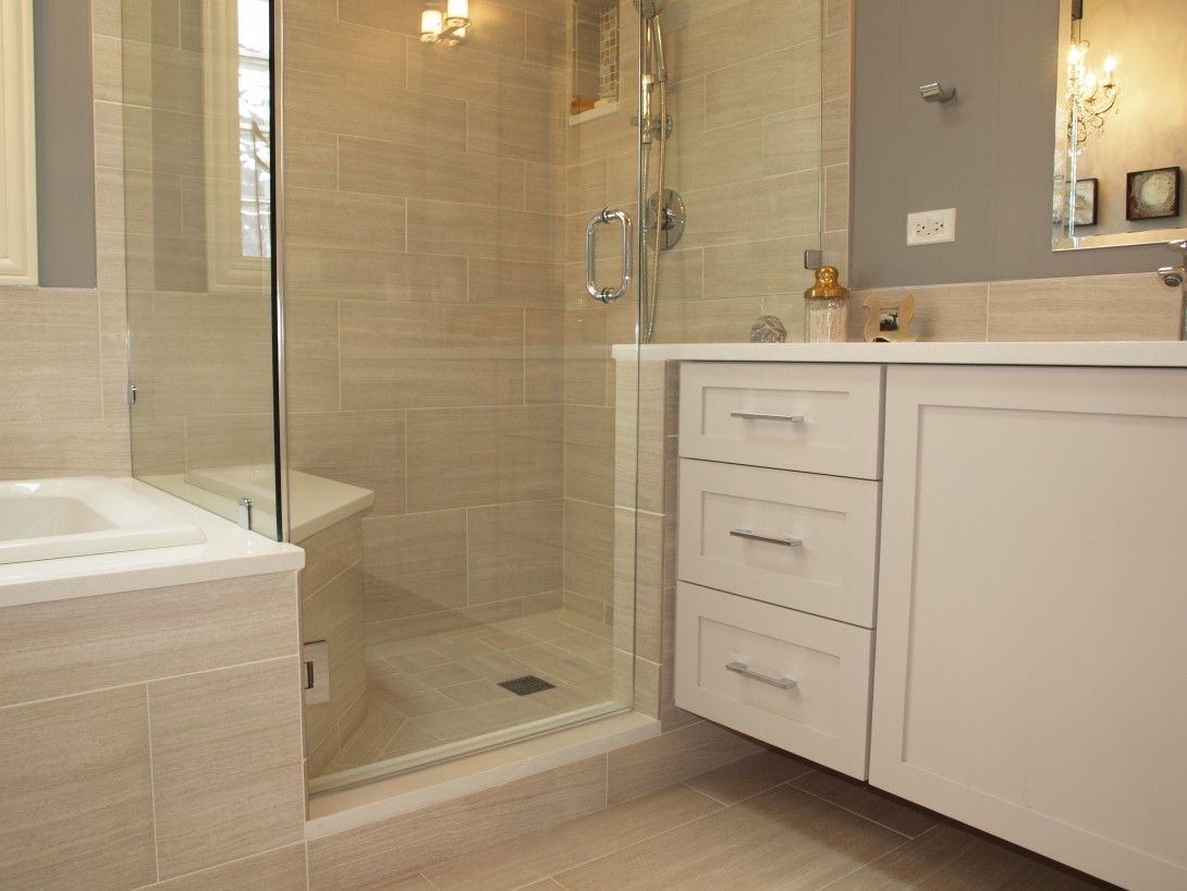 Bathroom Remodeling Idea Integrated Bathtub and Shower Bench
